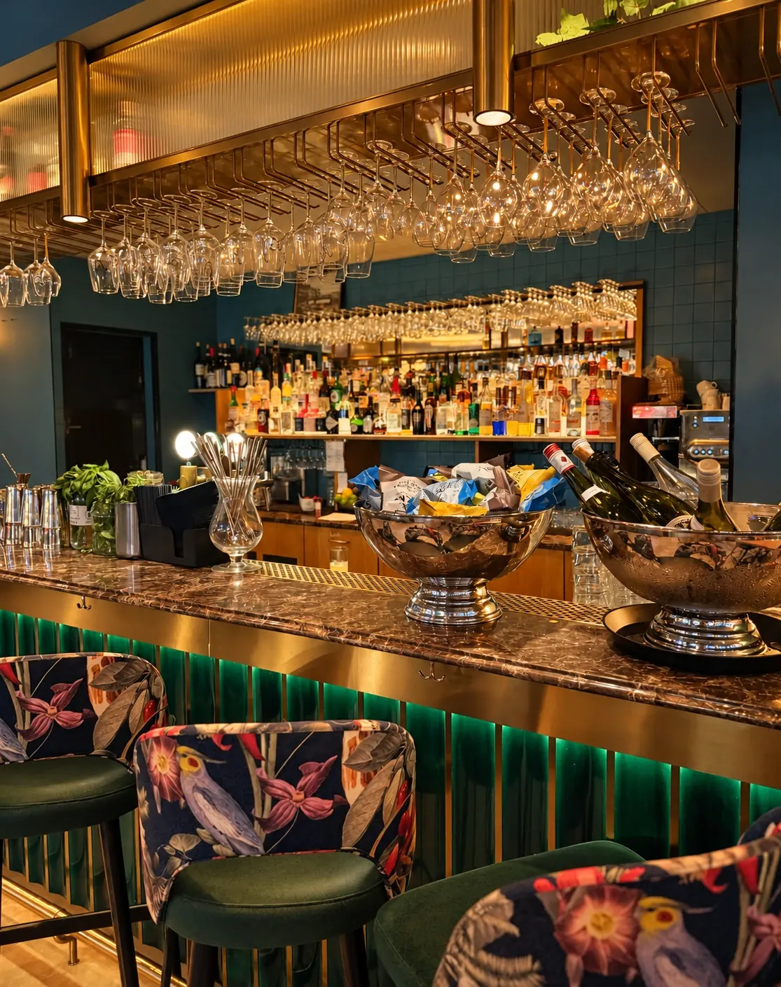 Karamells bar med marmorskiva, hängande glas och mönstrade barstolar